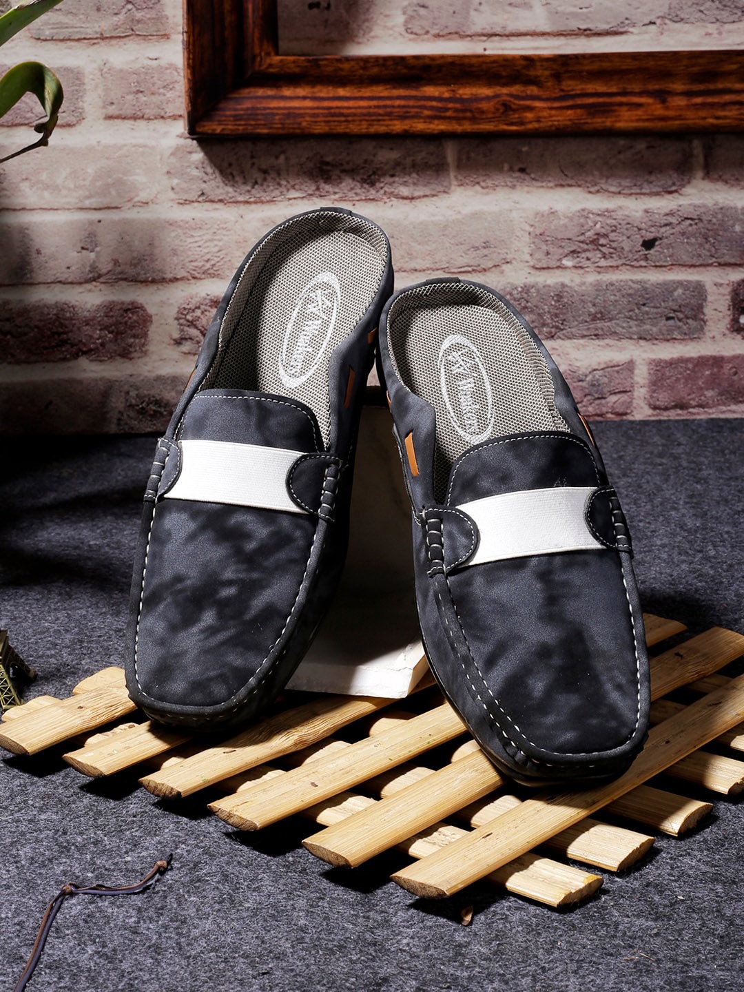

Woakers Men Printed Round Toe Slip-On Sneakers, Grey