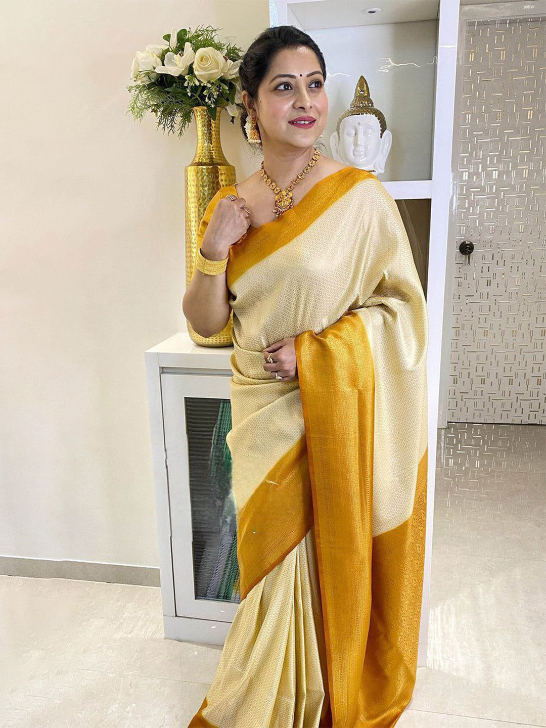 

STH Woven Design Zari Pure Silk Banarasi Saree, Cream