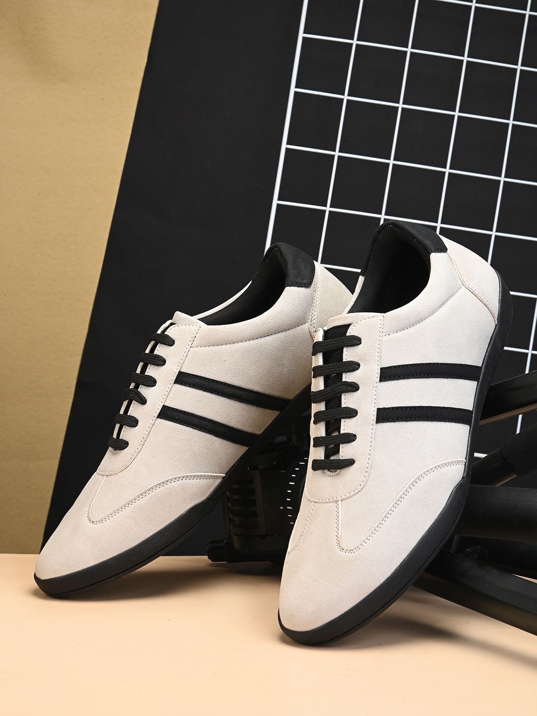 

The Roadster Lifestyle Co. Men White Striped Lightweight Casual Sneakers, Black