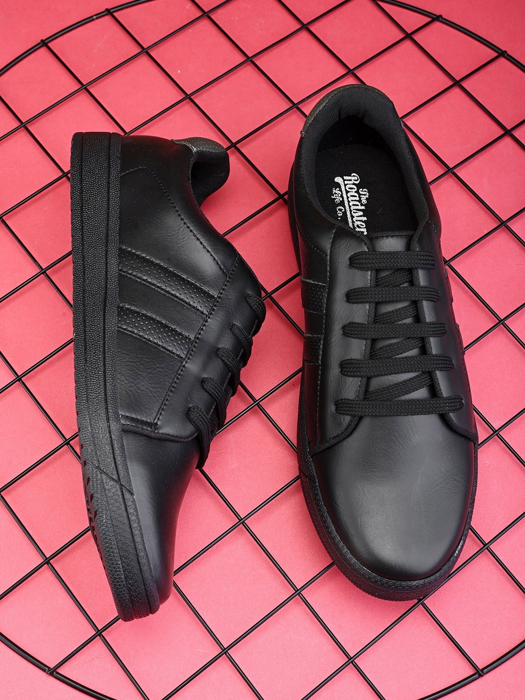 

The Roadster Lifestyle Co. Men Black Round Toe Lightweight Sneakers