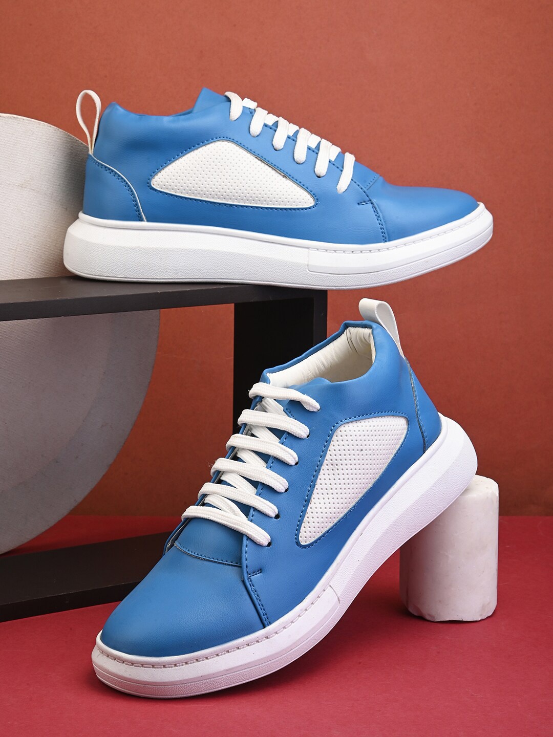 

The Roadster Lifestyle Co. Sky Blue Men Colourblocked Lightweight Lace Up Sneakers