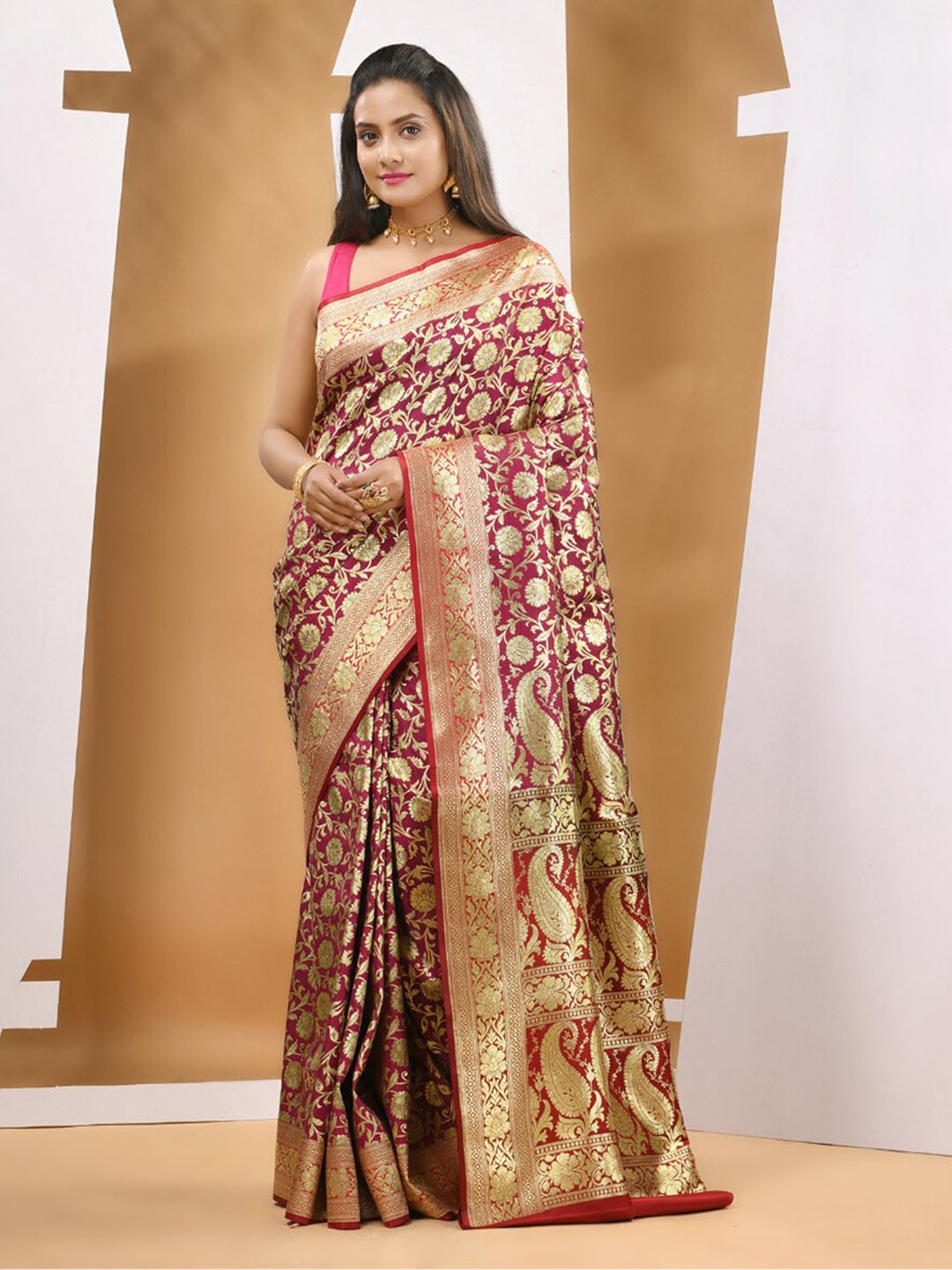 

Charukriti Floral Woven Design Zari Banarasi Saree, Magenta