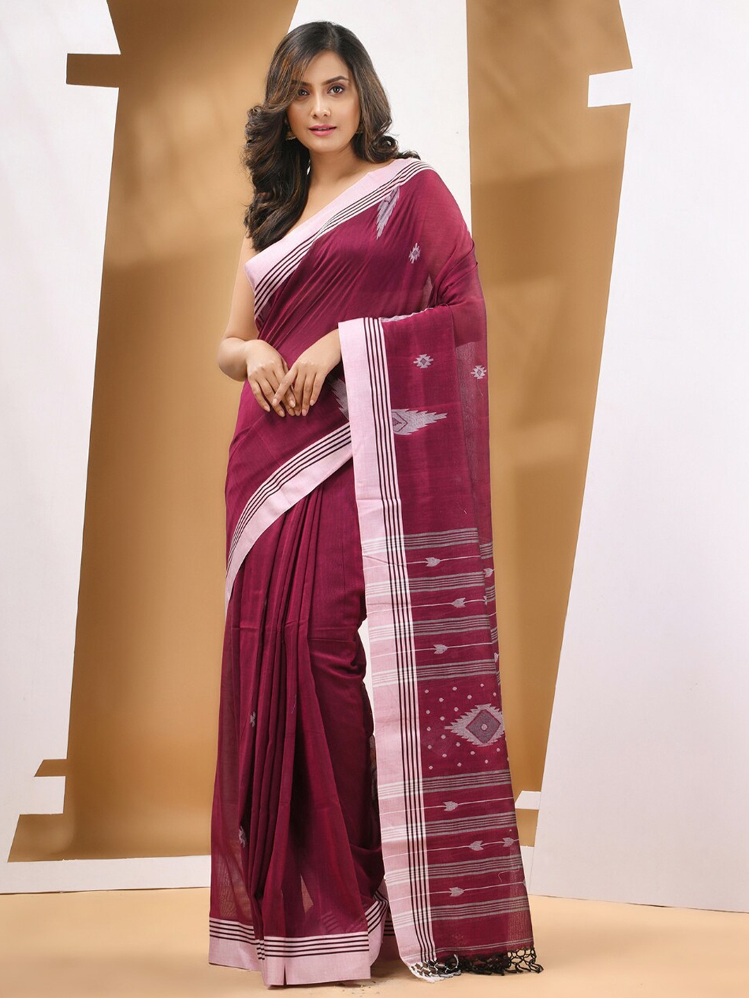 

Charukriti Woven Design Pure Cotton Saree, Magenta