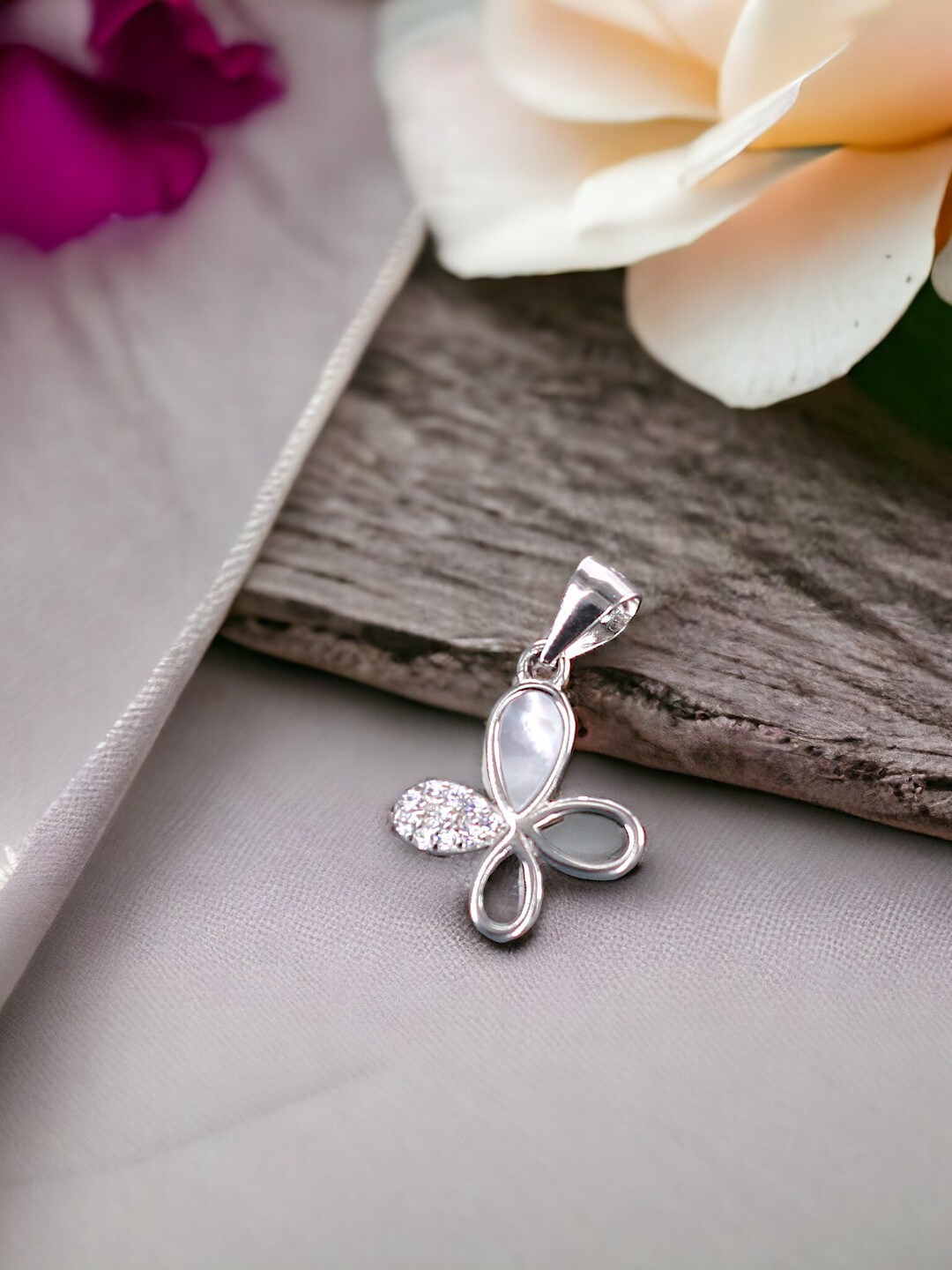 

Taraash 925 Sterling Silver Butterfly Shaped Cubic Zirconia Pendant