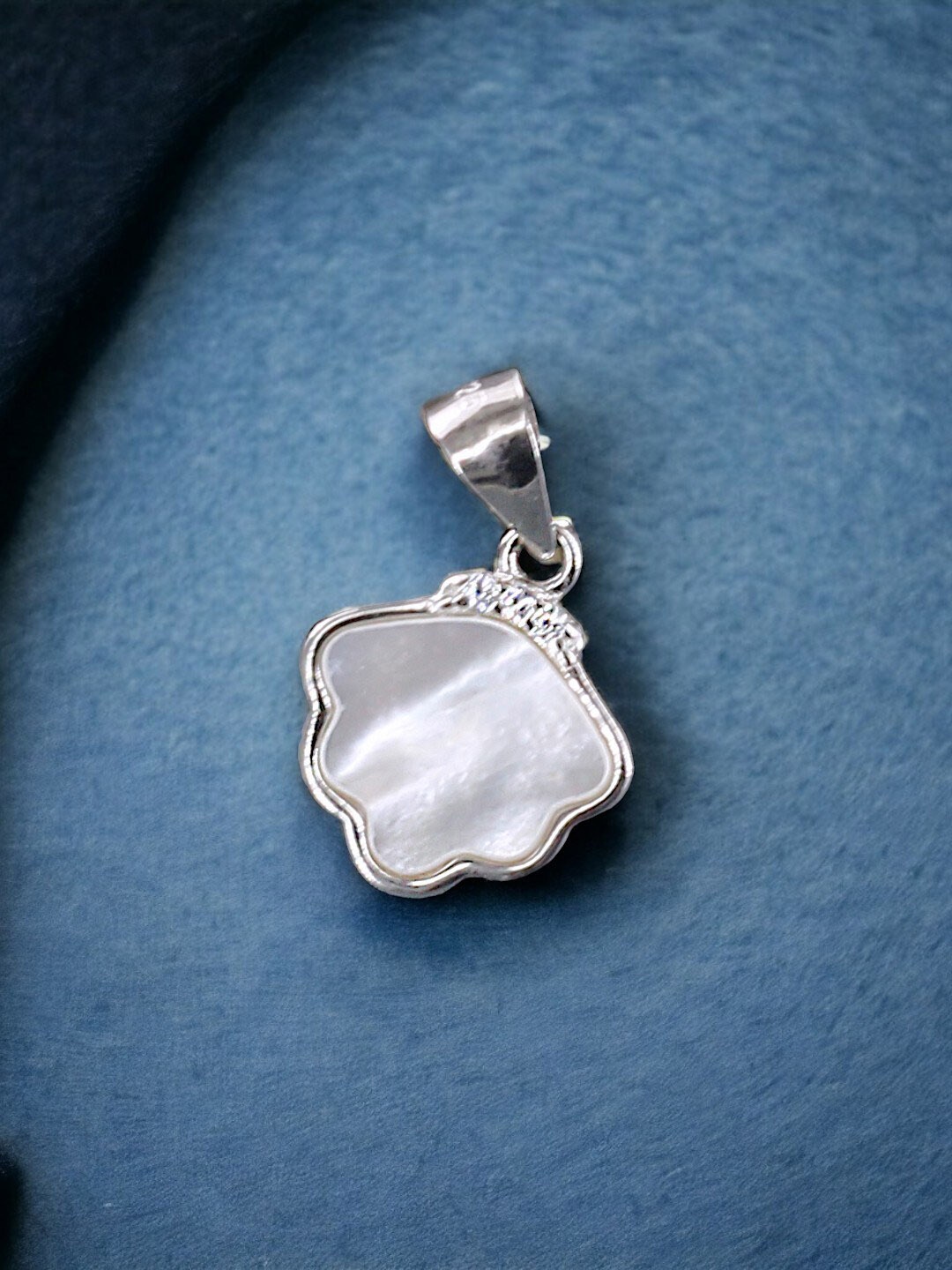 

Taraash 925 Sterling Silver Floral Cubic Zirconia Pendant