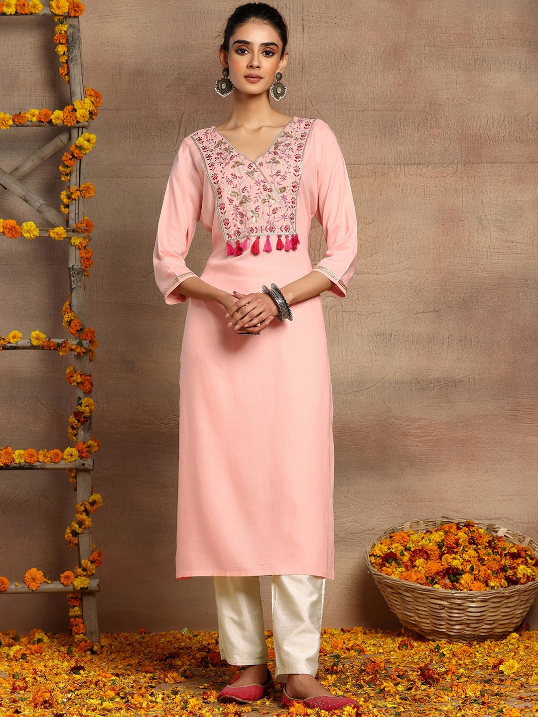 

INDYA Floral Yoke Design V-Neck Sequinned Straight Kurta, Pink