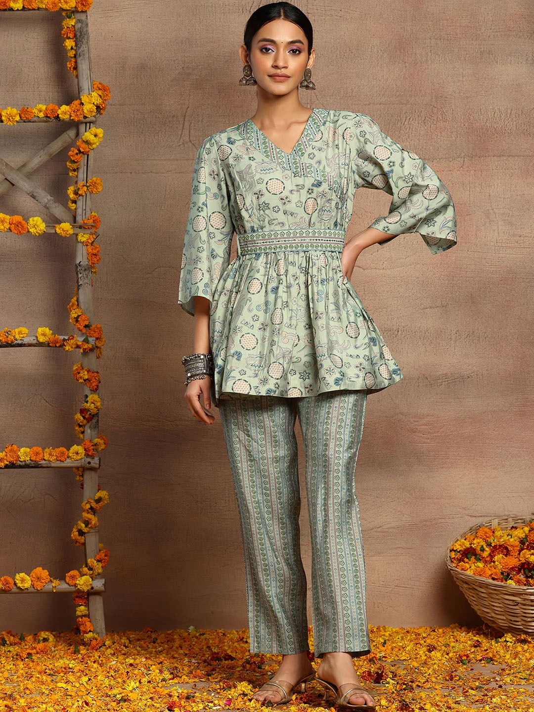 

INDYA Floral Printed A-Line Kurti With Trouser & Belt Set, Green