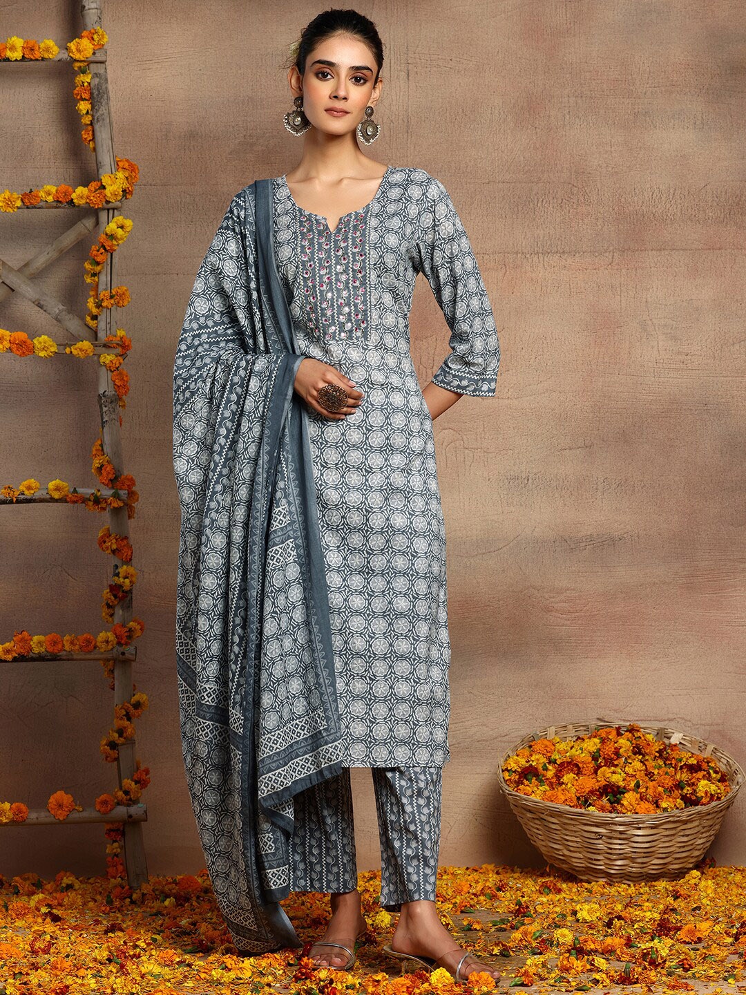 

INDYA Floral Printed Notched Neck Round Neck Straight Kurta With Trousers & Dupatta, Grey