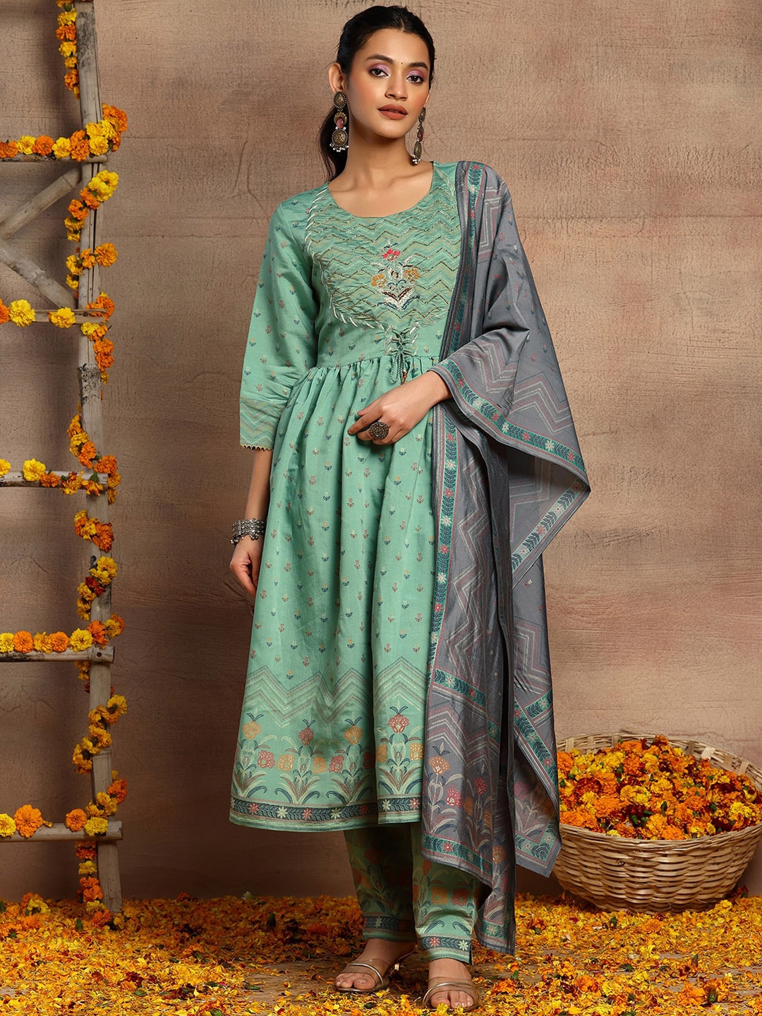 

INDYA Floral Printed Chanderi Straight Kurta Trousers & Dupatta, Green