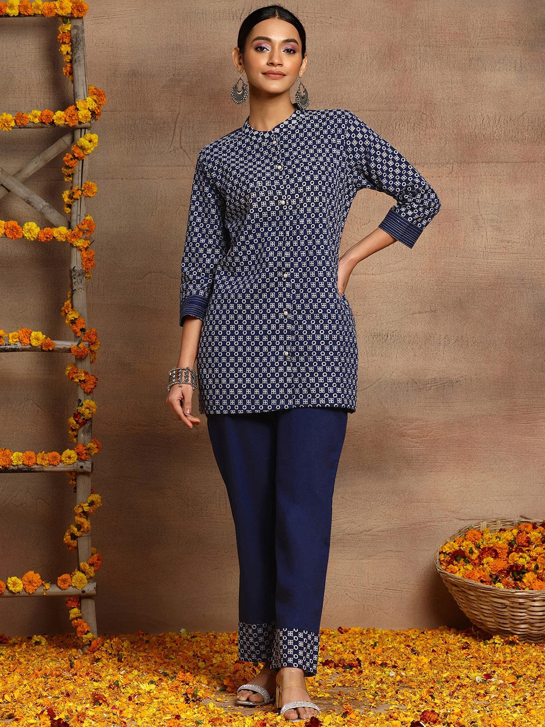 

INDYA Geometric Embroidered Pure Cotton Straight Kurti With Trouser, Navy blue
