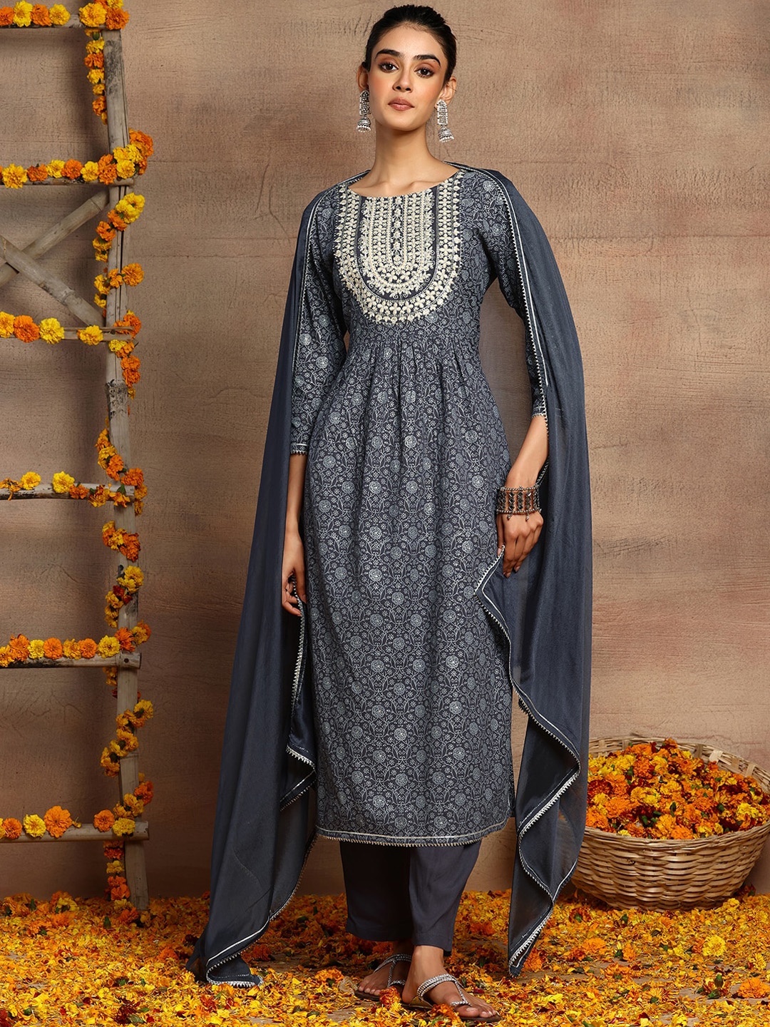 

INDYA Floral Printed Round Neck Thread Work Kurta & Trousers With Dupatta, Grey