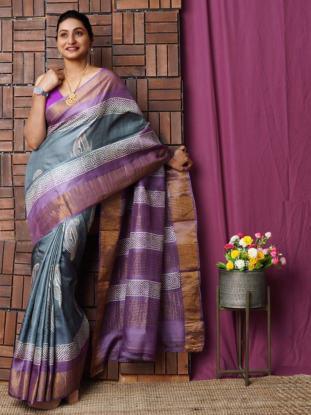 

Unnati Silks Ethnic Motifs Printed Zari Handloom Pure Silk Tussar Saree, Grey