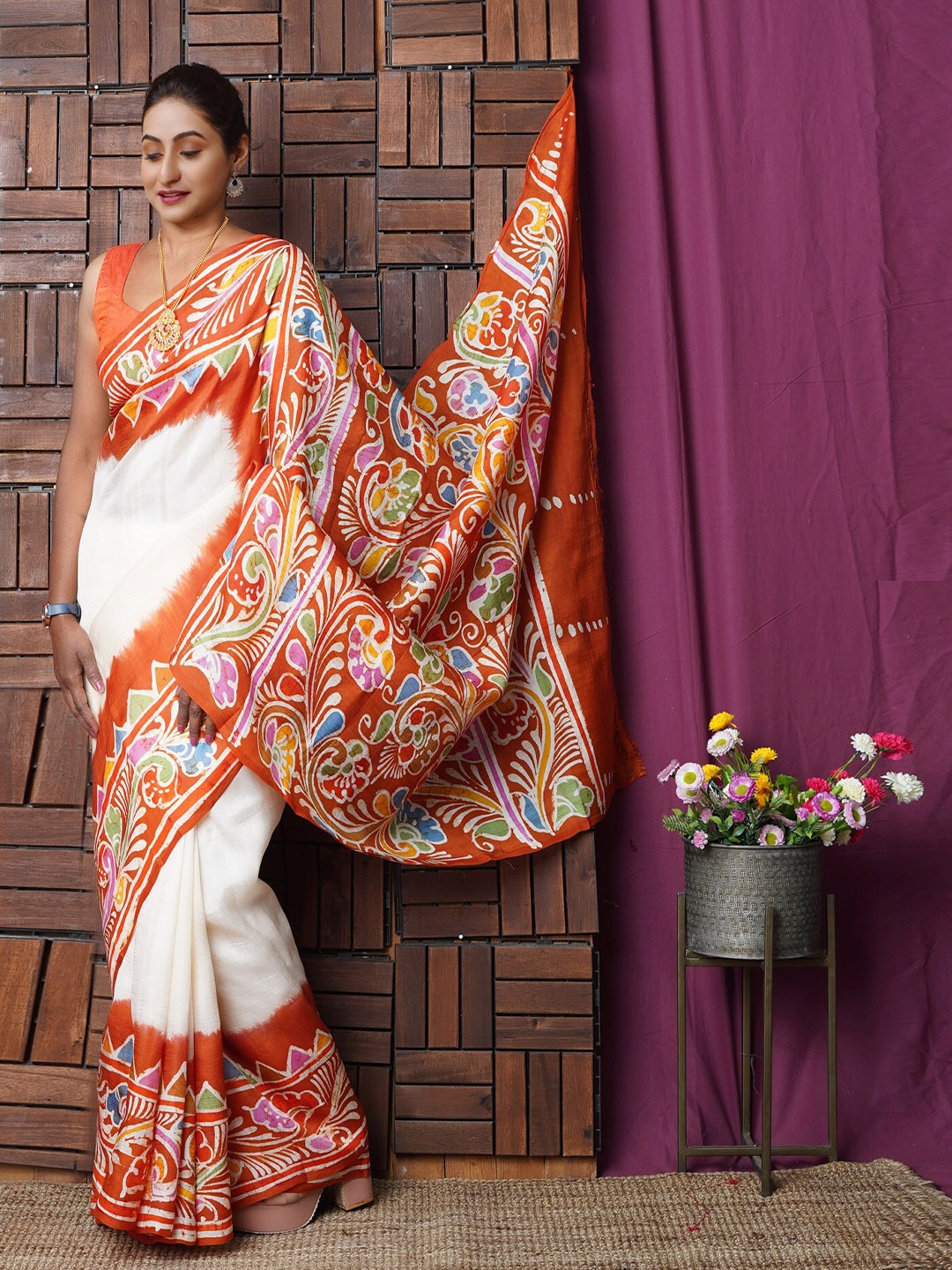 

Unnati Silks Batik Printed Handloom Murshidabad Silk Saree, White