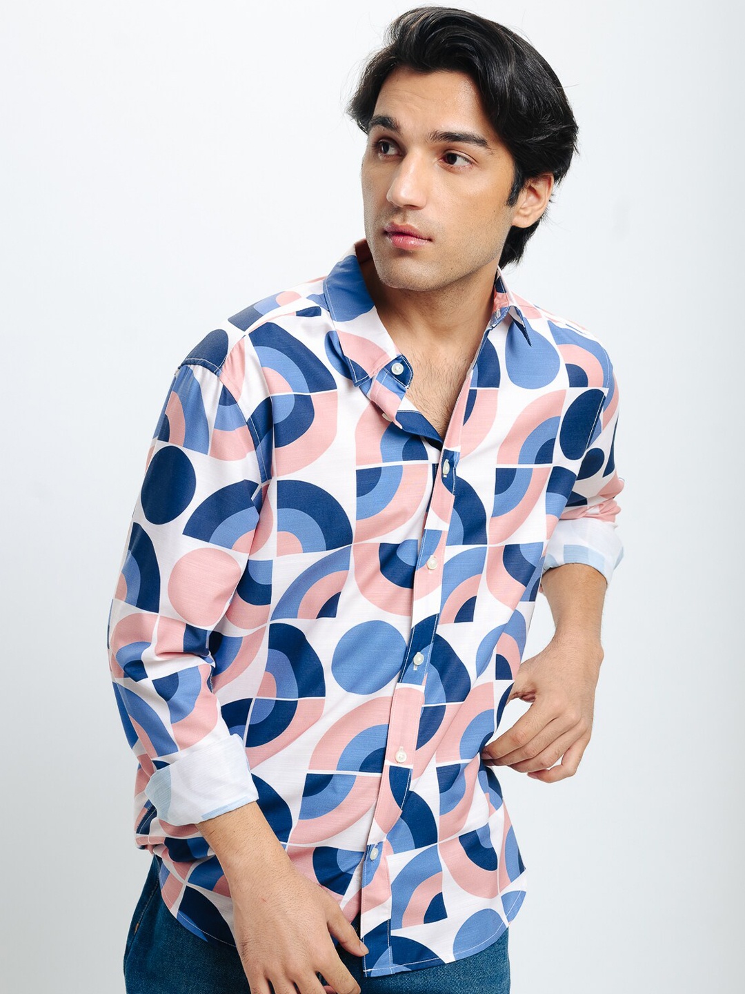 

FREAKINS White & Blue Geometric Printed Spread Collar Regular Fit Casual Shirt