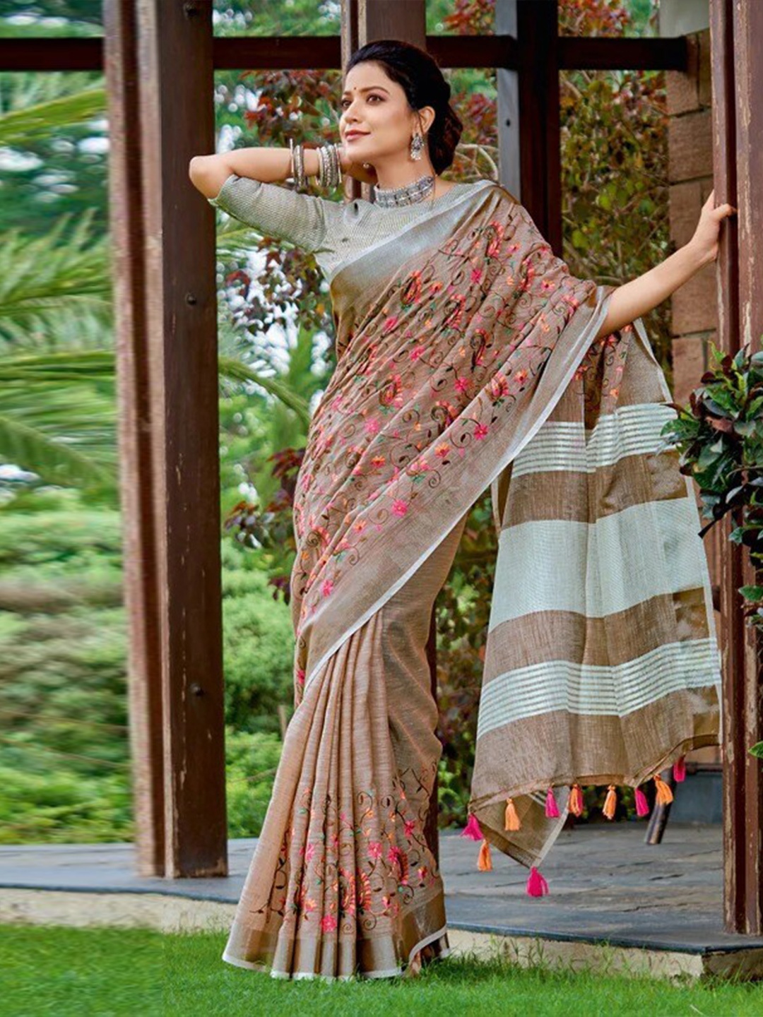 

Rujave Floral Printed Zari Pure Linen Saree, Brown