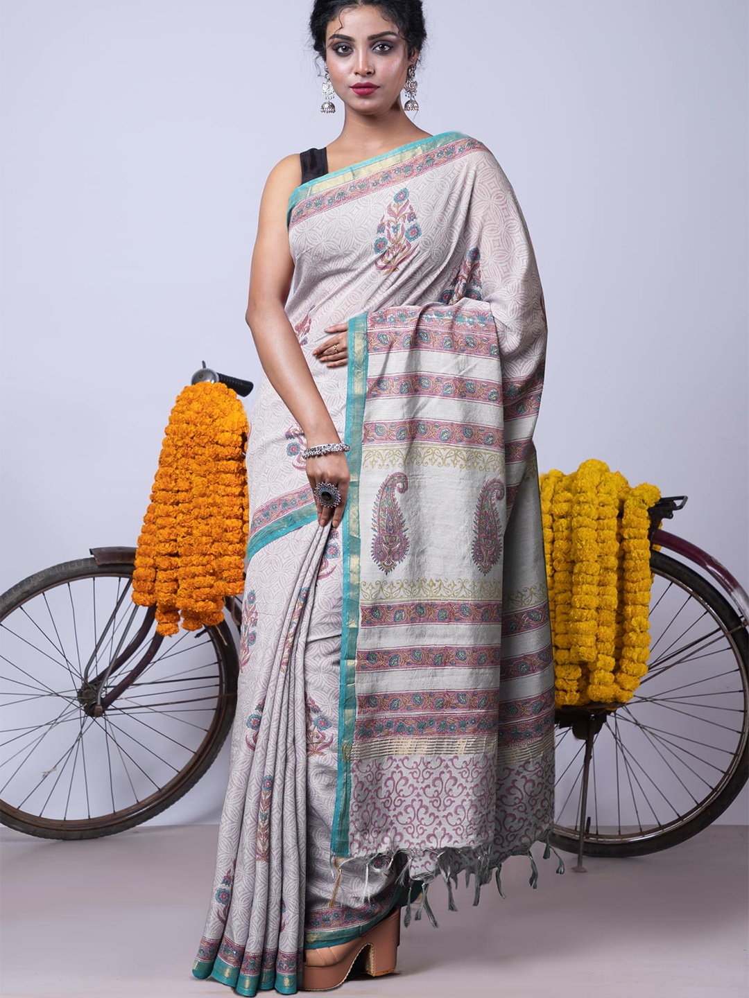

Unnati Silks Ethnic Motifs Silk Blend Handloom Chanderi Saree, Grey