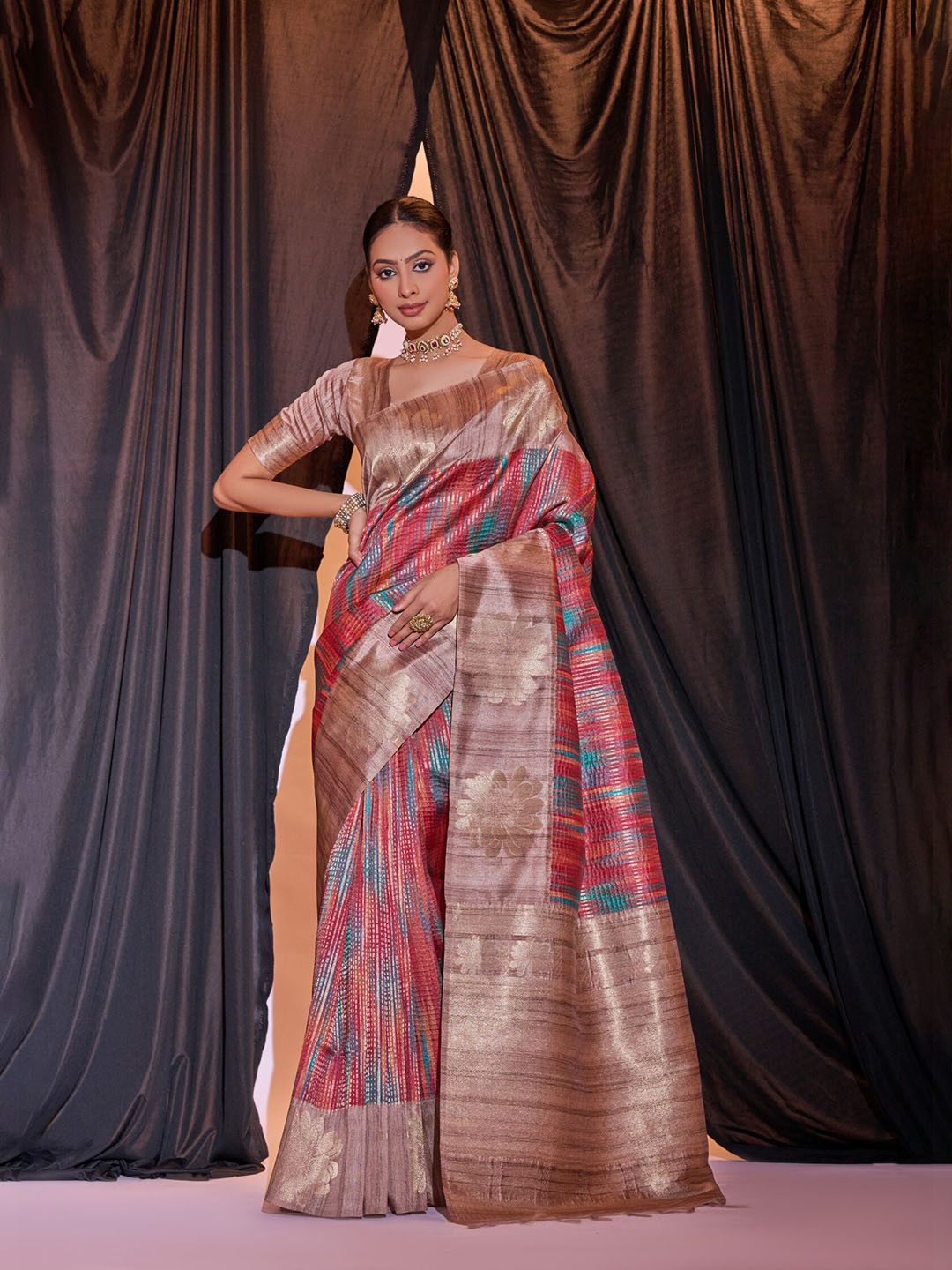 

VISHNU WEAVES Woven Design Floral Printed Zari Jute Silk Tussar Saree, Red