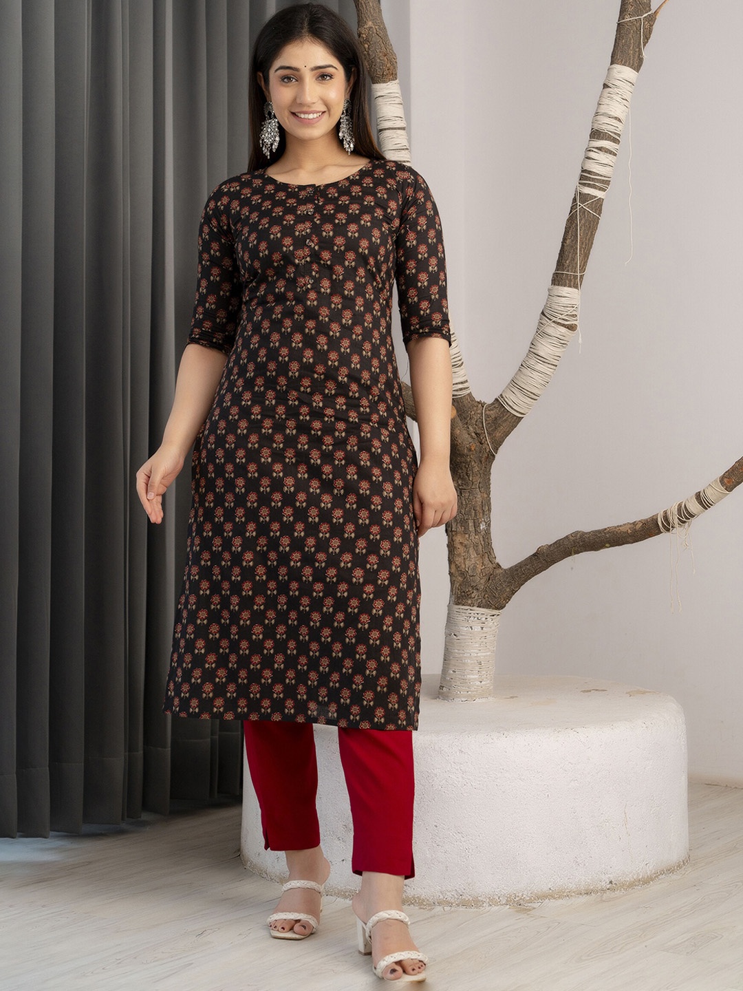 

Nayo Women Ethnic Motifs Printed Cotton Straight Kurta, Black