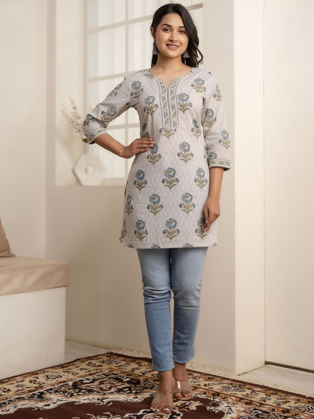 

Nayo Floral Printed Cotton Straight Kurti, Grey