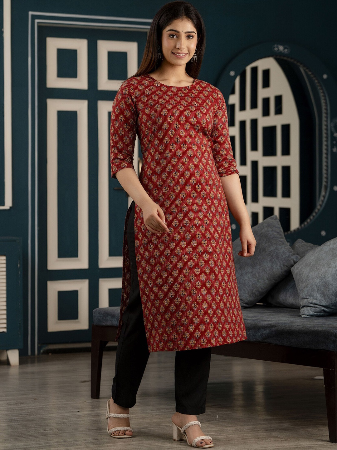 

Nayo Geometric Printed Round Neck Straight Kurta, Maroon