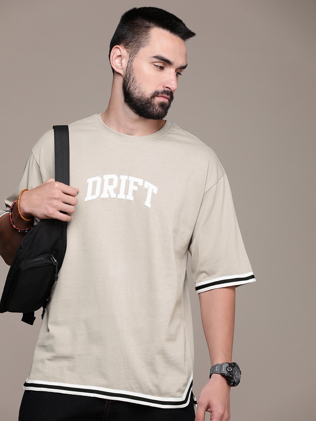 

Roadster Men Typography Applique Drop-Shoulder Sleeves Pure Cotton T-shirt, Beige