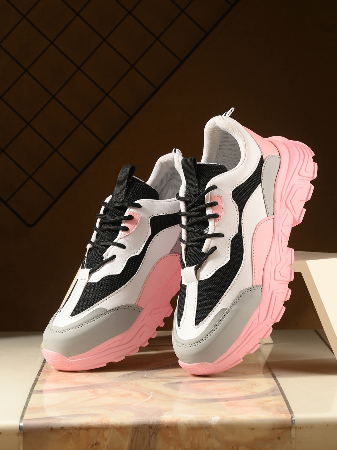 

Layasa Women Colourblocked Round Toe Lightweight Sneakers, Pink