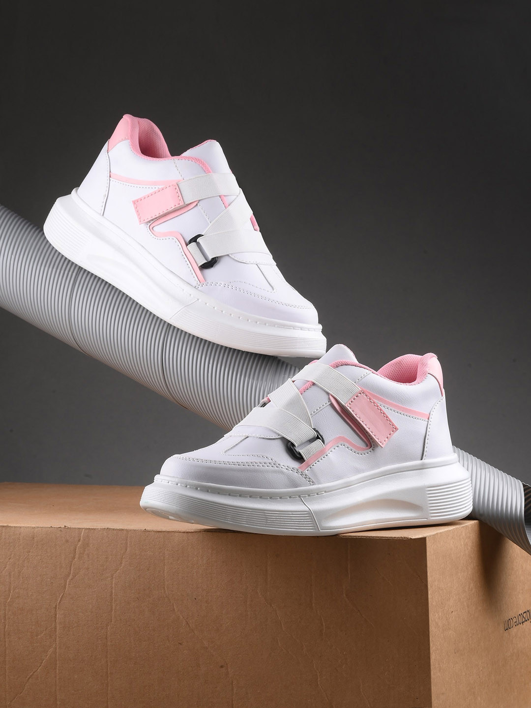 

The Roadster Lifestyle Co. Women Pink Colourblocked Lightweight Casual Sneakers, White