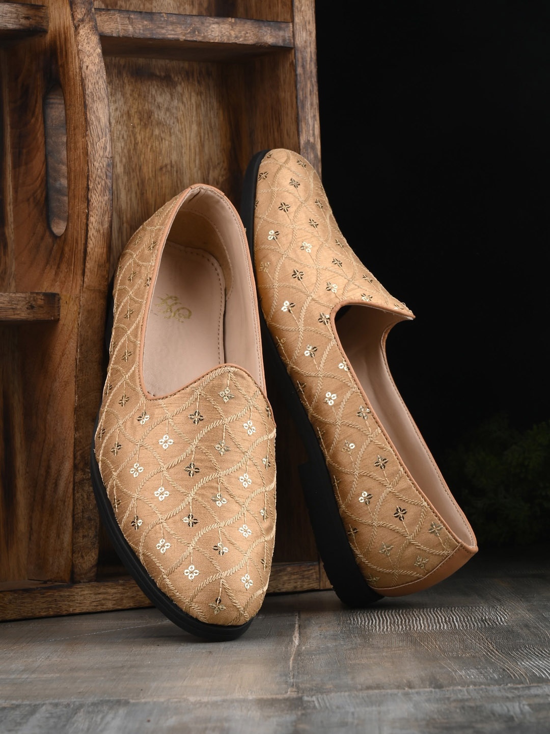 

House of Pataudi Men Embroidered Lightweight Mojaris, Nude