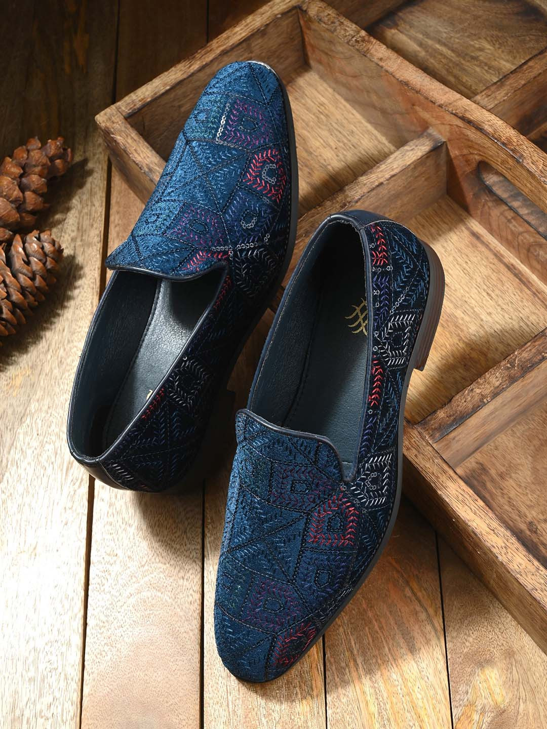 

House of Pataudi Men Embroidered Lightweight Mojaris, Blue