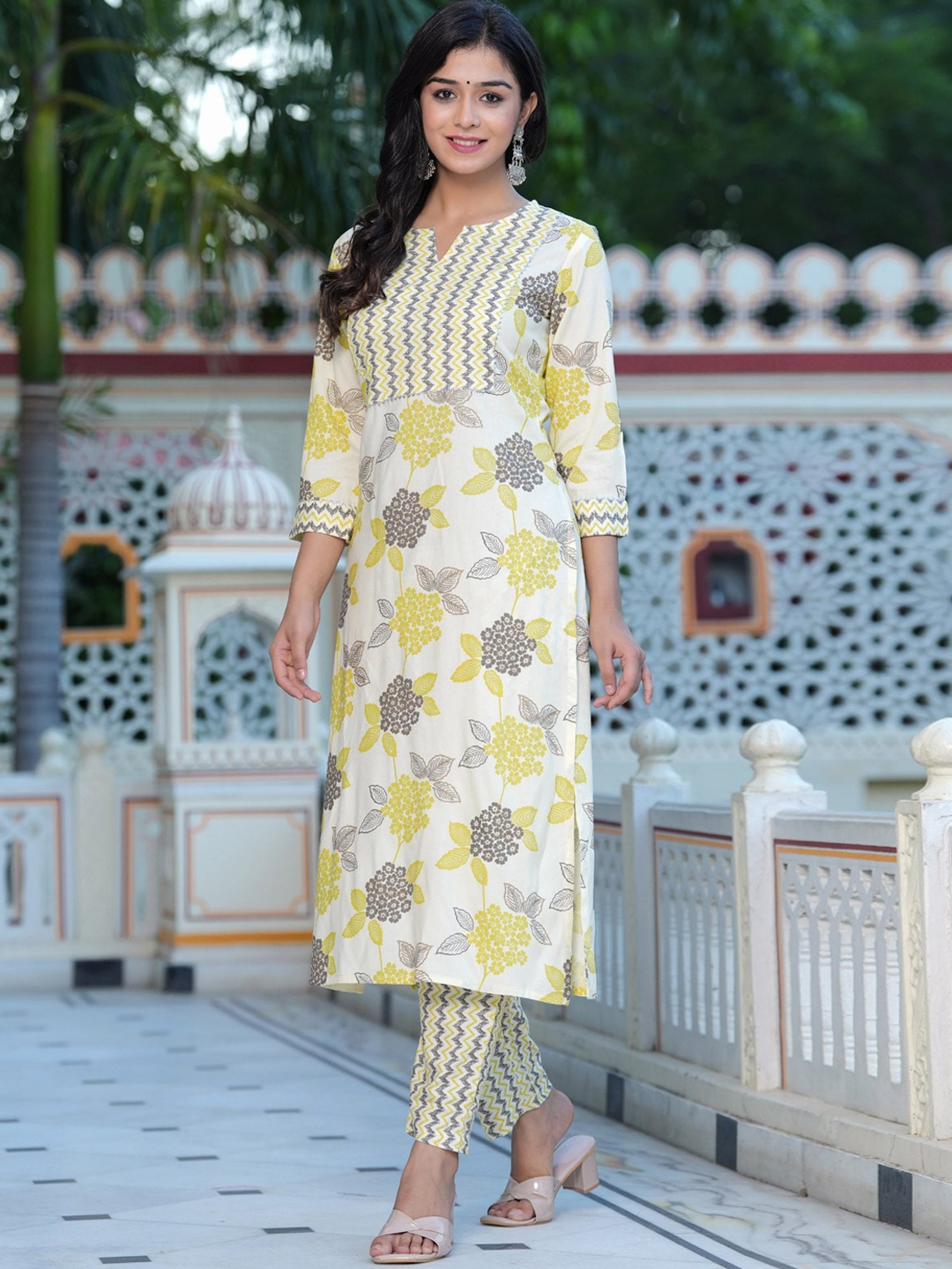 

BAESD Floral Printed Notch Neck Regular Sleeves Straight Kurta & Trousers, Yellow