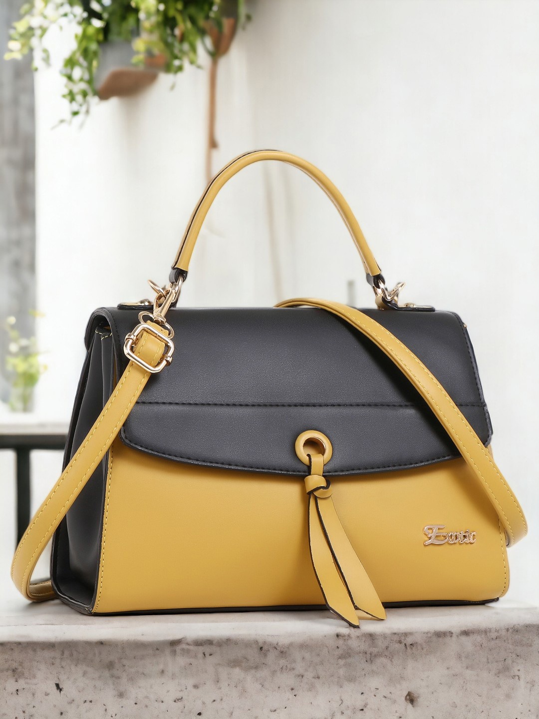 

Exotic Colourblocked Structured Handheld Bag, Black