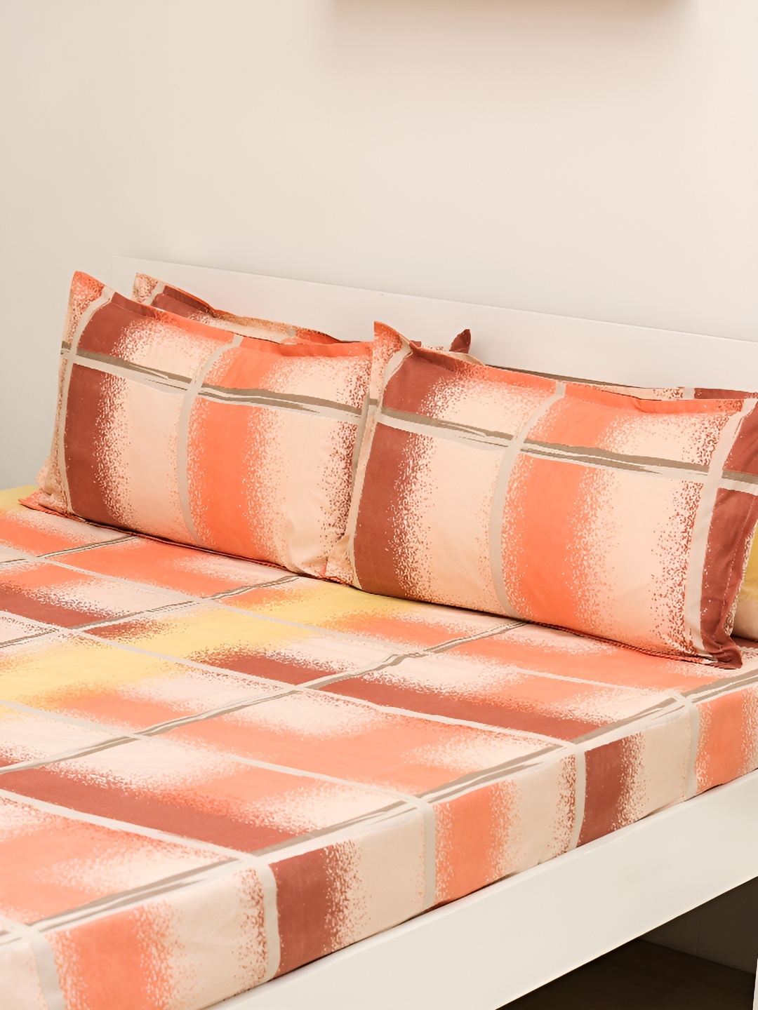 

Ariana Yellow & Orange Geometric 140 TC King Bedsheet with 2 Pillow Covers