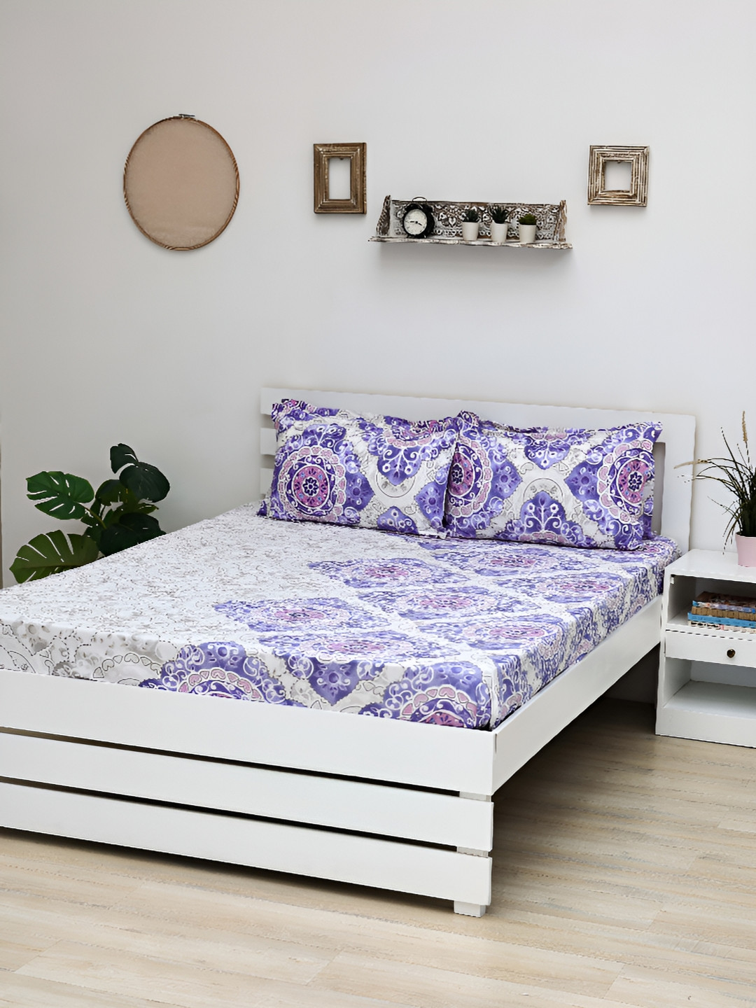 

Ariana Lavender & White Ethnic Motifs 140 TC King Bedsheet with 2 Pillow Covers