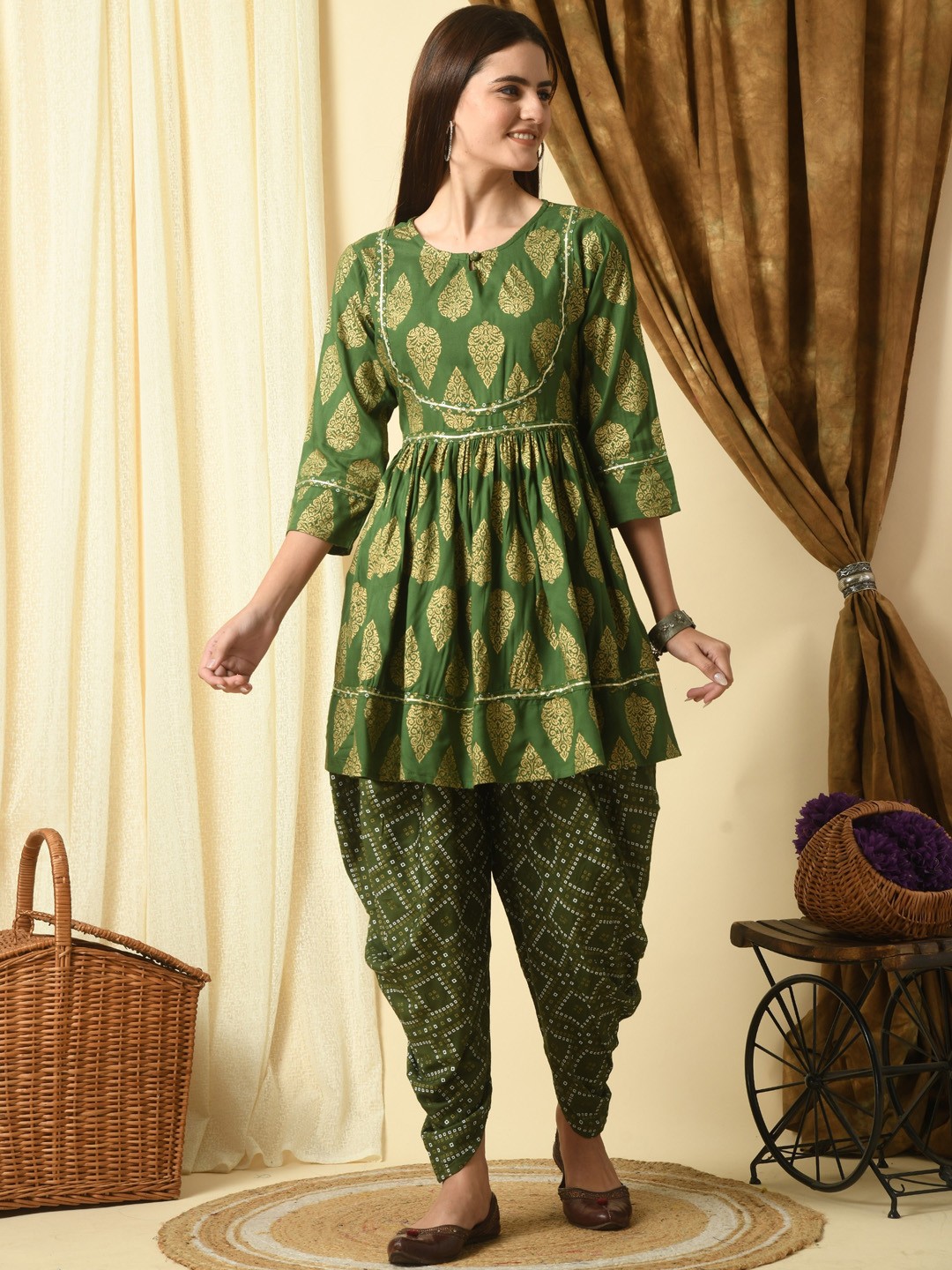 

AAYUMI Ethnic Motifs Printed Empire Gotta Patti Kurta with Dhoti Pants, Green