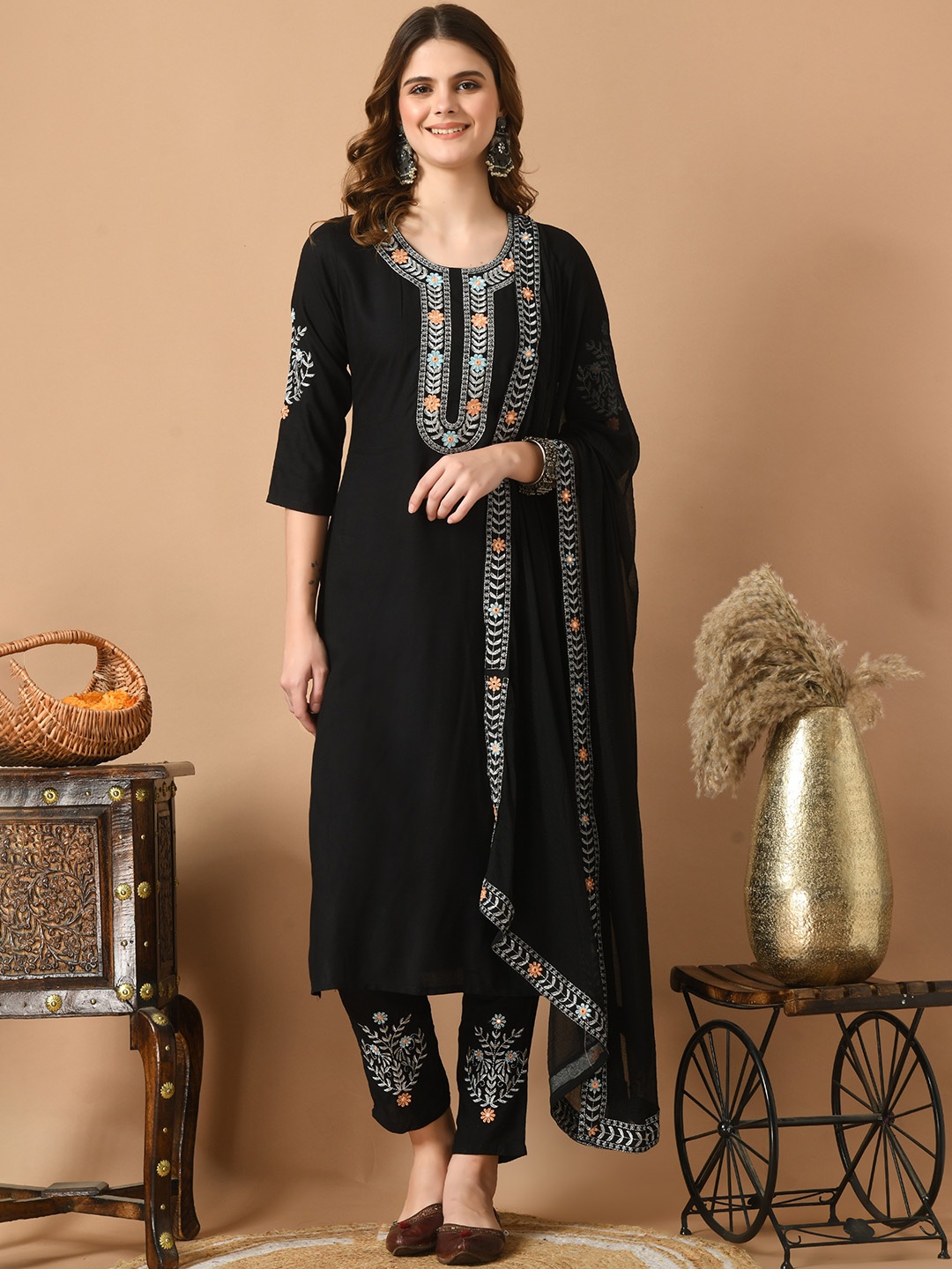 

AAYUMI Floral Embroidered Regular Mirror Work Kurta With Trousers & Dupatta, Black