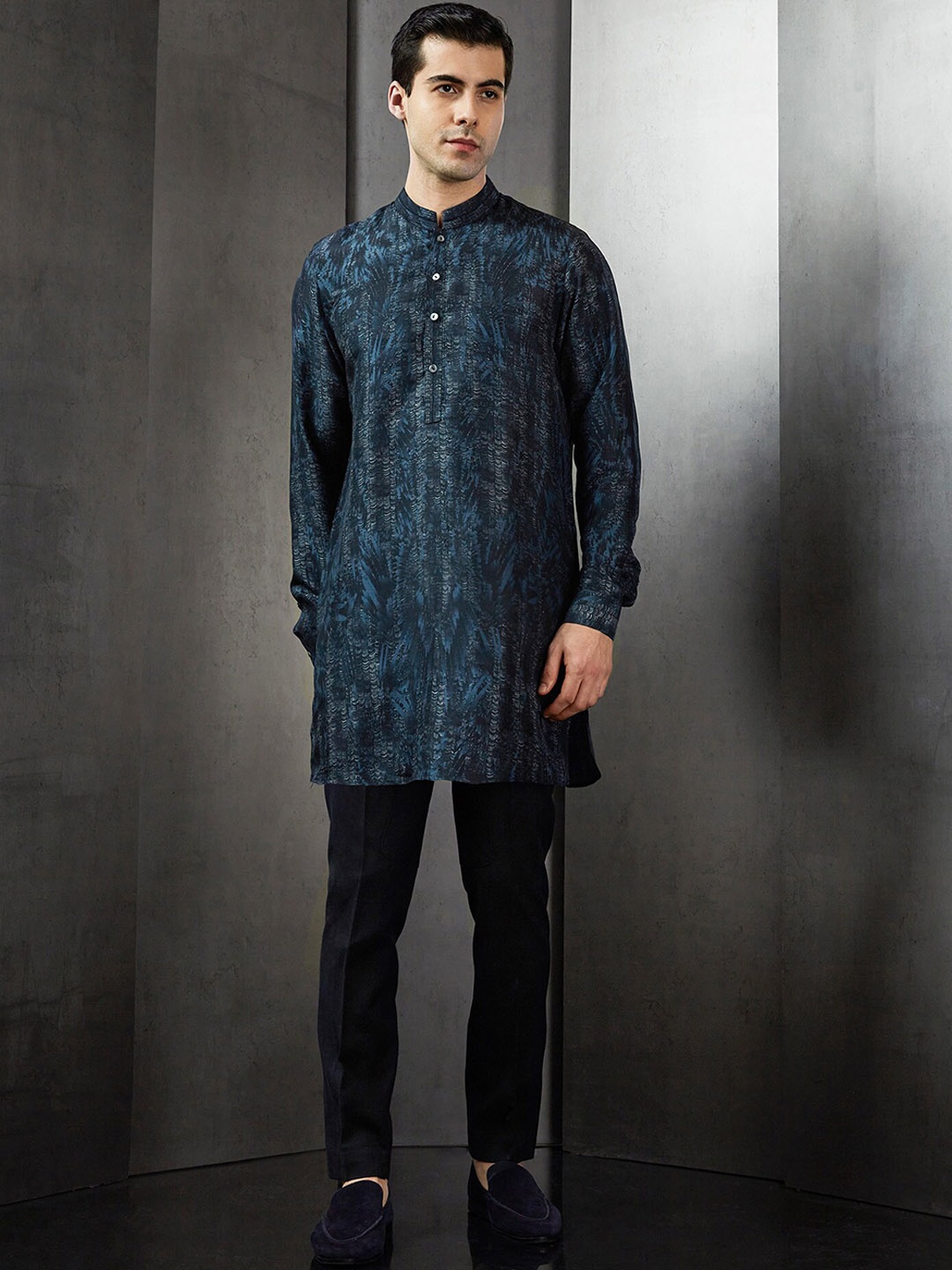 

Rohit Gandhi + Rahul Khanna Abstract Printed Mandarin Collar Straight Kurta, Navy blue