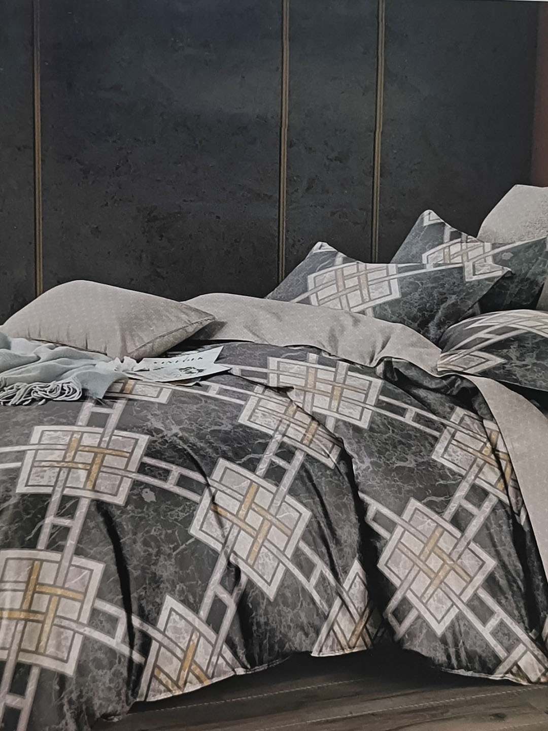

Signature Grey 4 Pieces Geometric Printed Double Queen Mild Winter Bedding Set