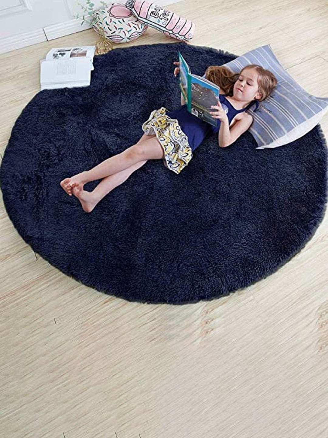 

AaHo Decor Navy Blue Shaggy Woolen Round Carpets
