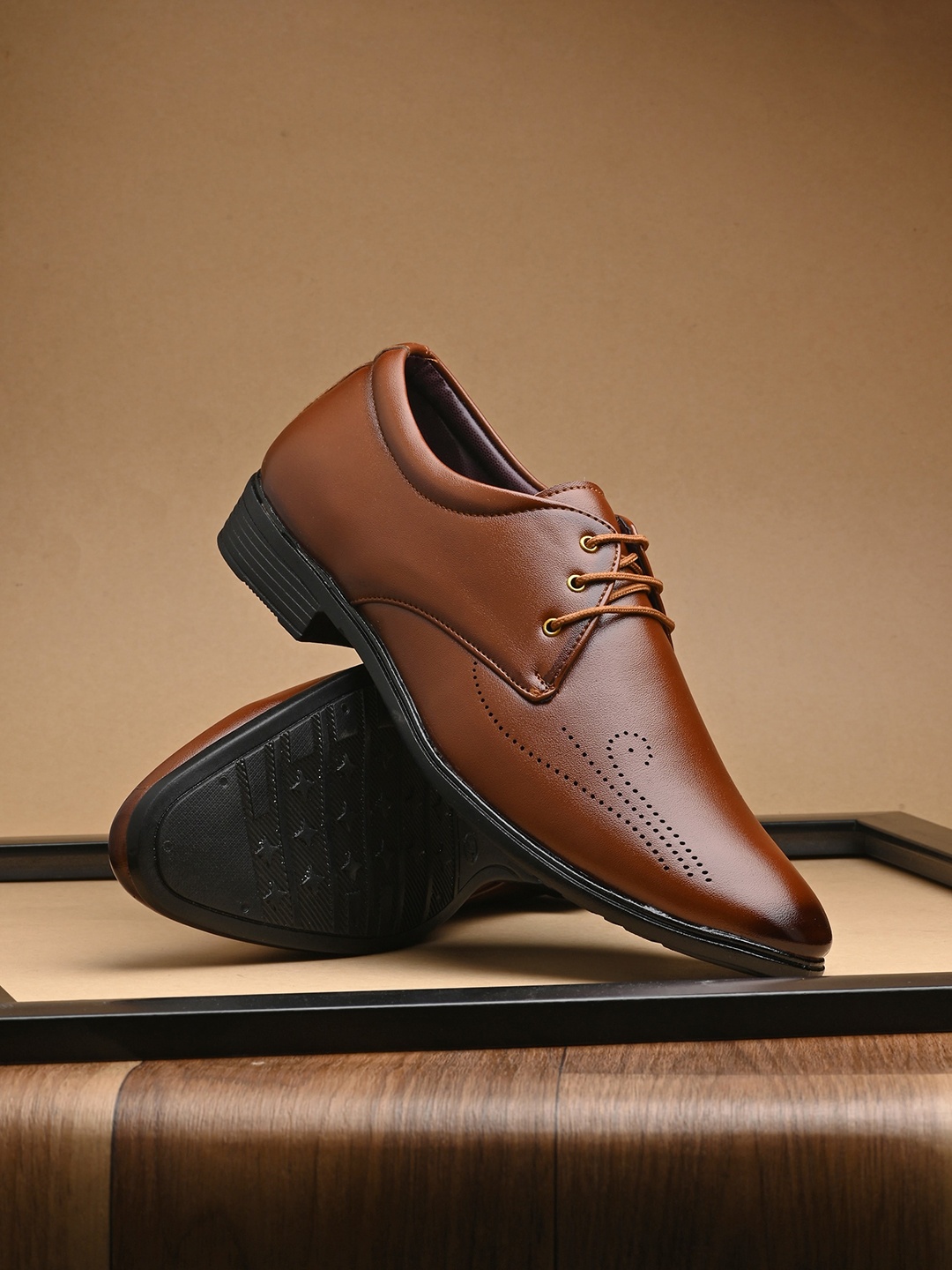 

BUCIK Men Textured Formal Derbys Shoes, Tan