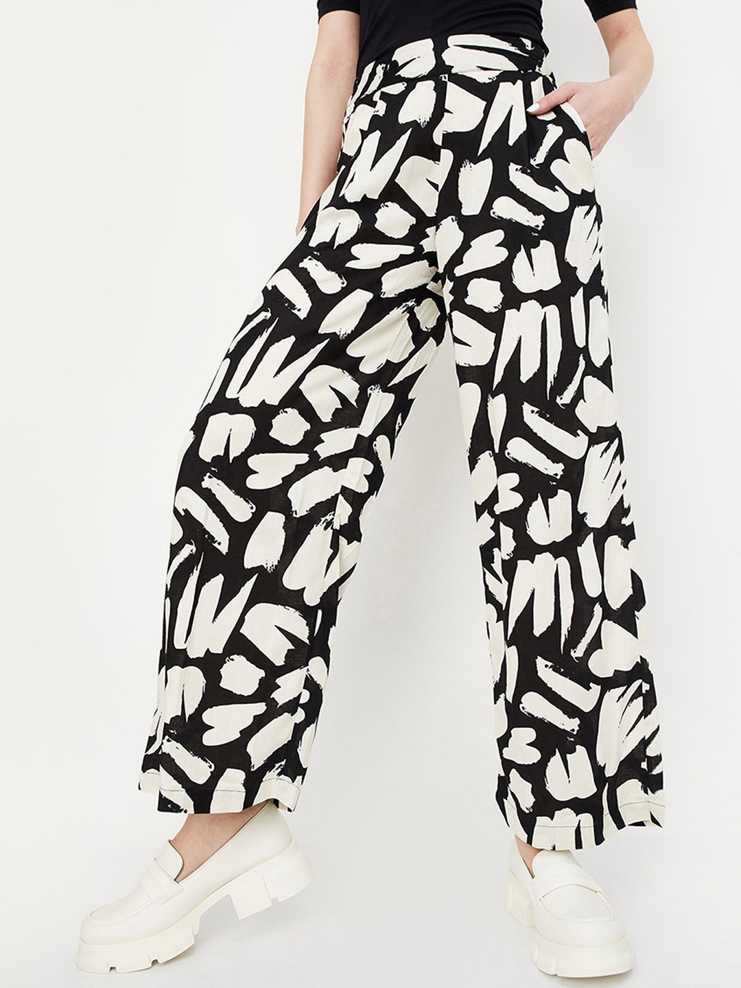 

max URB_N Women Mid Rise Abstract Printed Trousers, Black