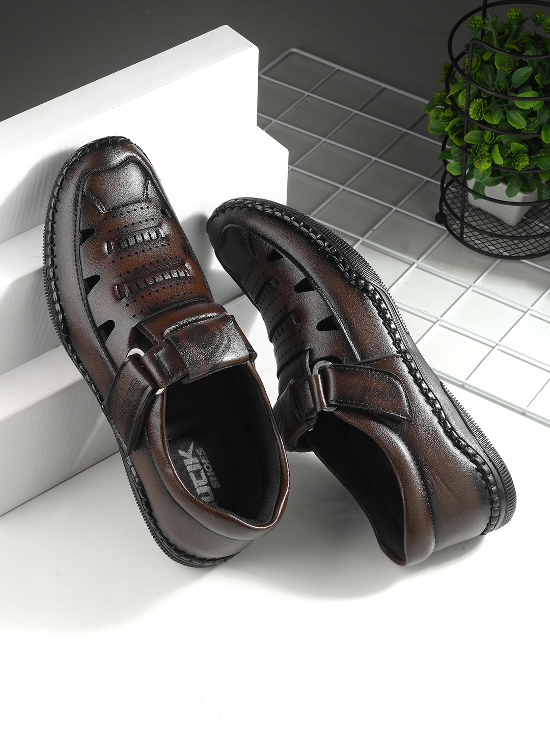 

BUCIK Men Shoe-Style Sandals, Brown