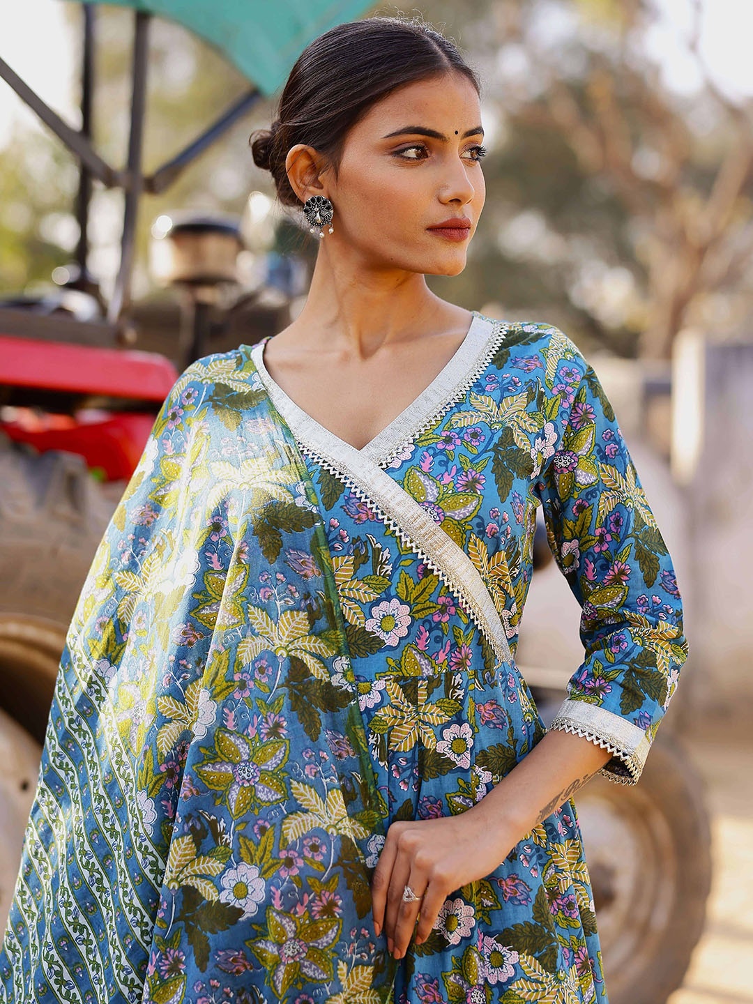 

mokshi Women Floral Printed Regular Gotta Patti Pure Cotton Kurta with Trousers & With Dupatta, Blue
