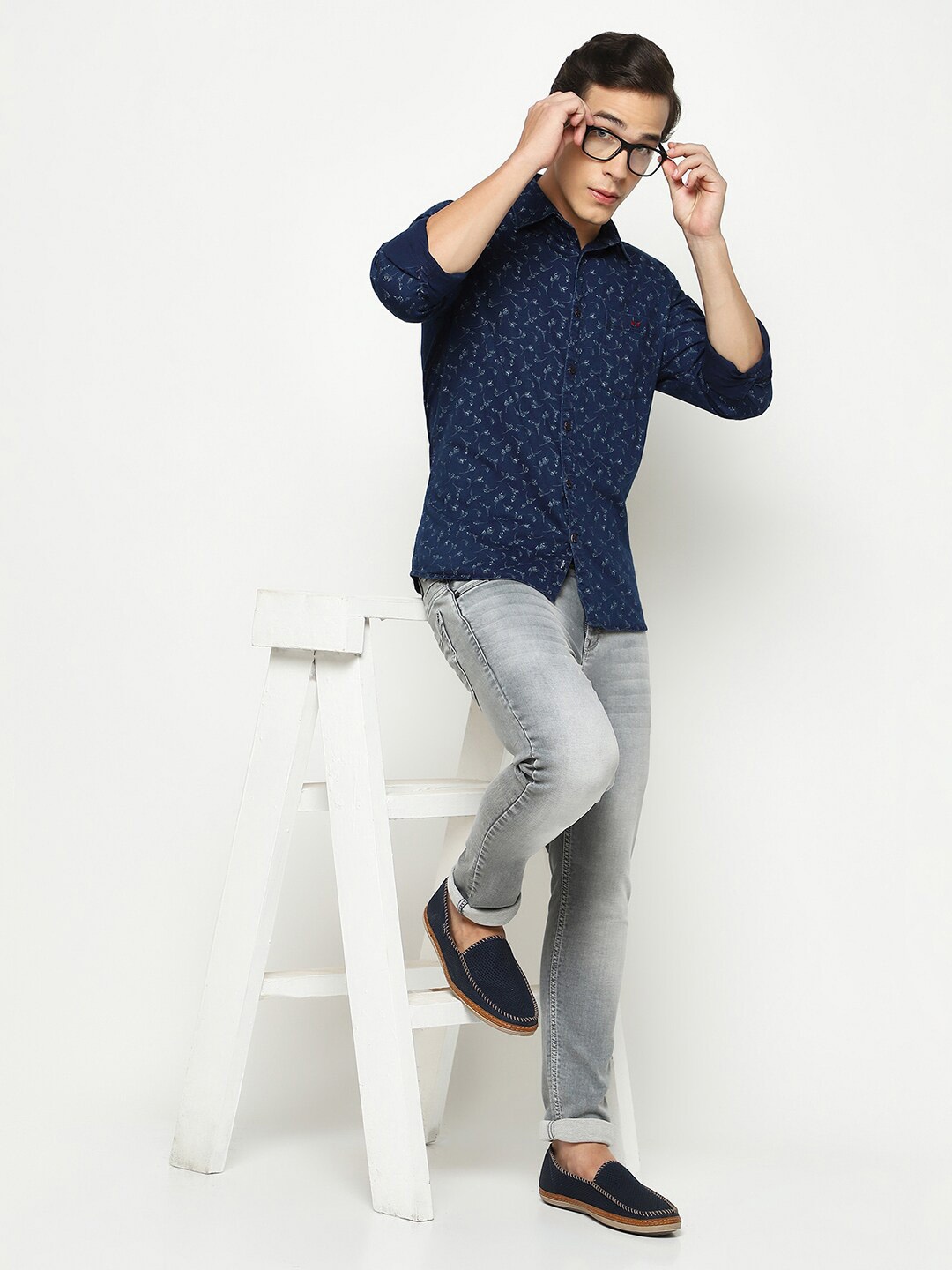 

Crimsoune Club Classic Slim Fit Spread Collar Floral Printed Cotton Casual Shirt, Navy blue