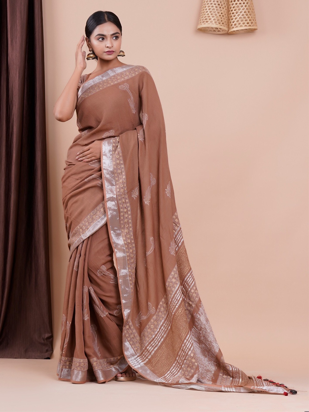 

Shivanya Handicrafts Floral Linen Blend Block Print Saree, Brown