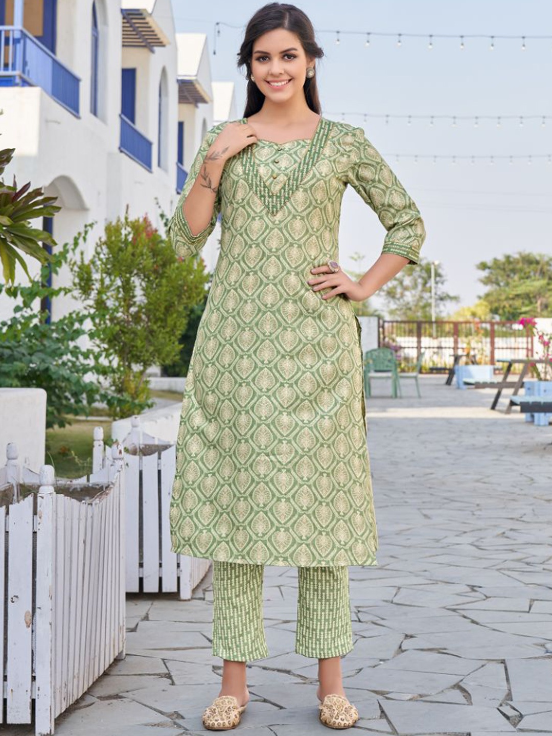 

NAINVISH Women Floral Printed Regular Kurta with Trousers, Green