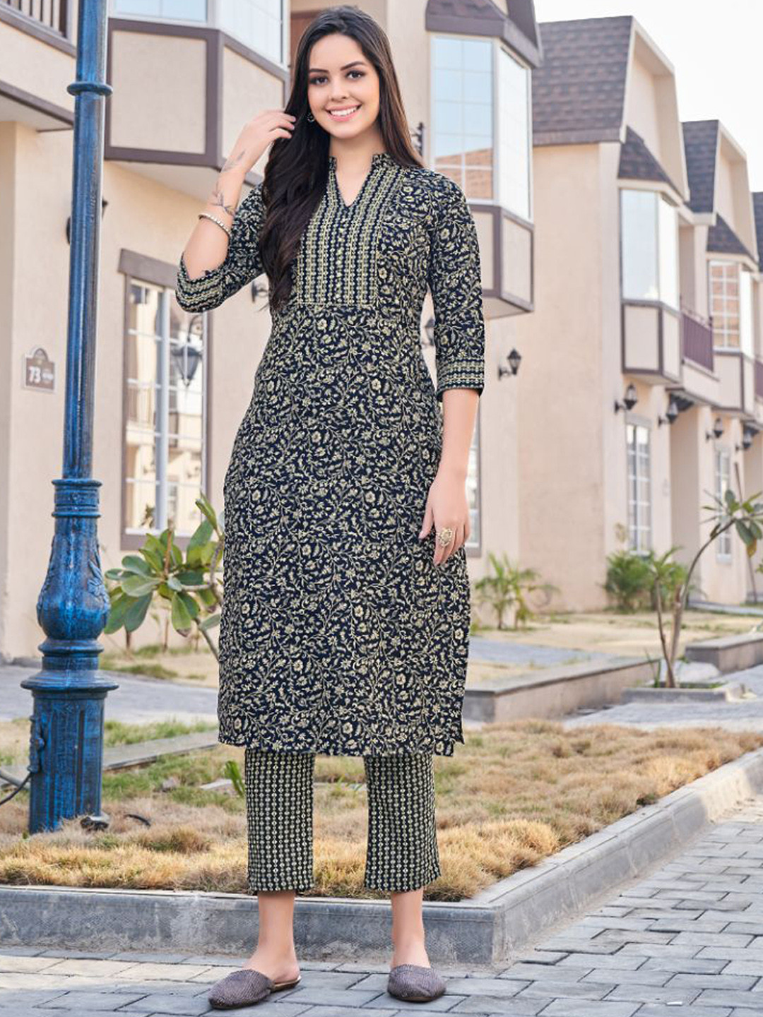 

NAINVISH Women Floral Printed Regular Gotta Patti Kurta with Trousers, Black
