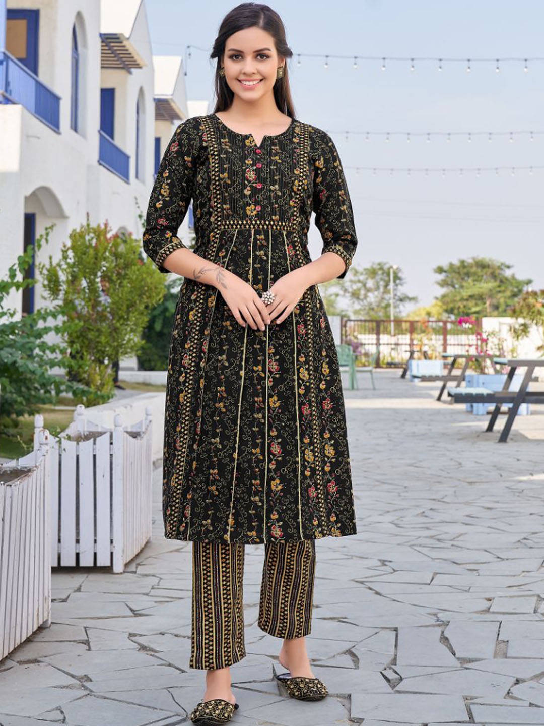 

NAINVISH Women Floral Printed Empire Kurta with Trousers, Black