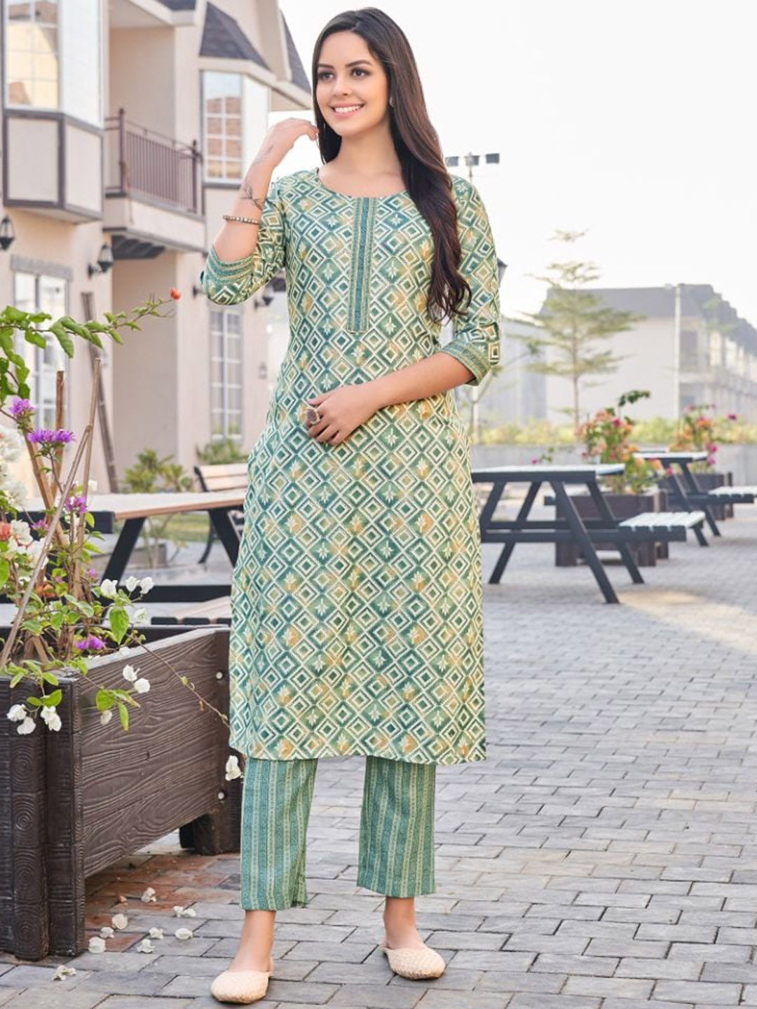 

NAINVISH Women Floral Printed Regular Kurta with Trousers, Green