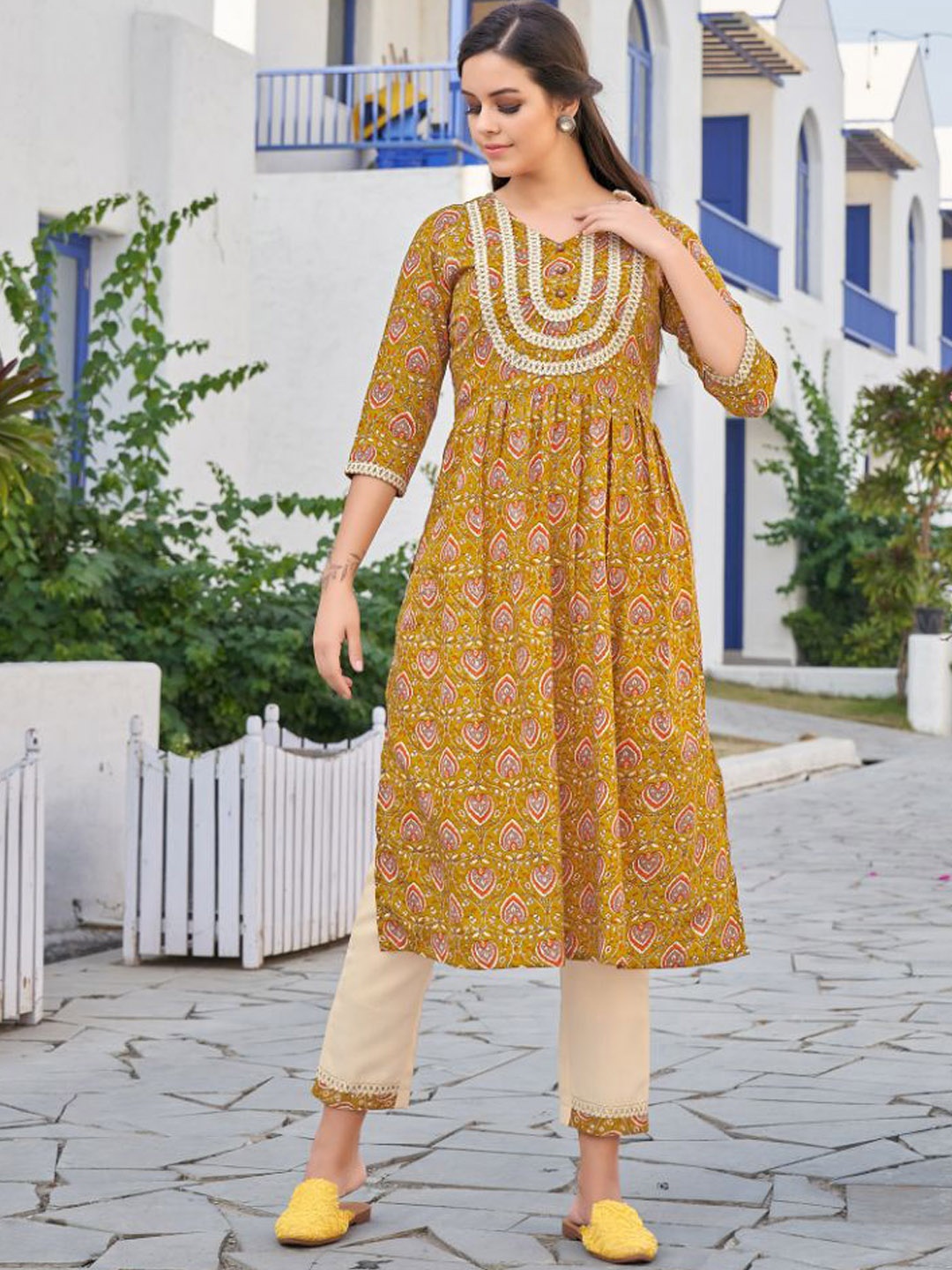 

NAINVISH Women Floral Printed Empire Kurta with Trousers, Mustard