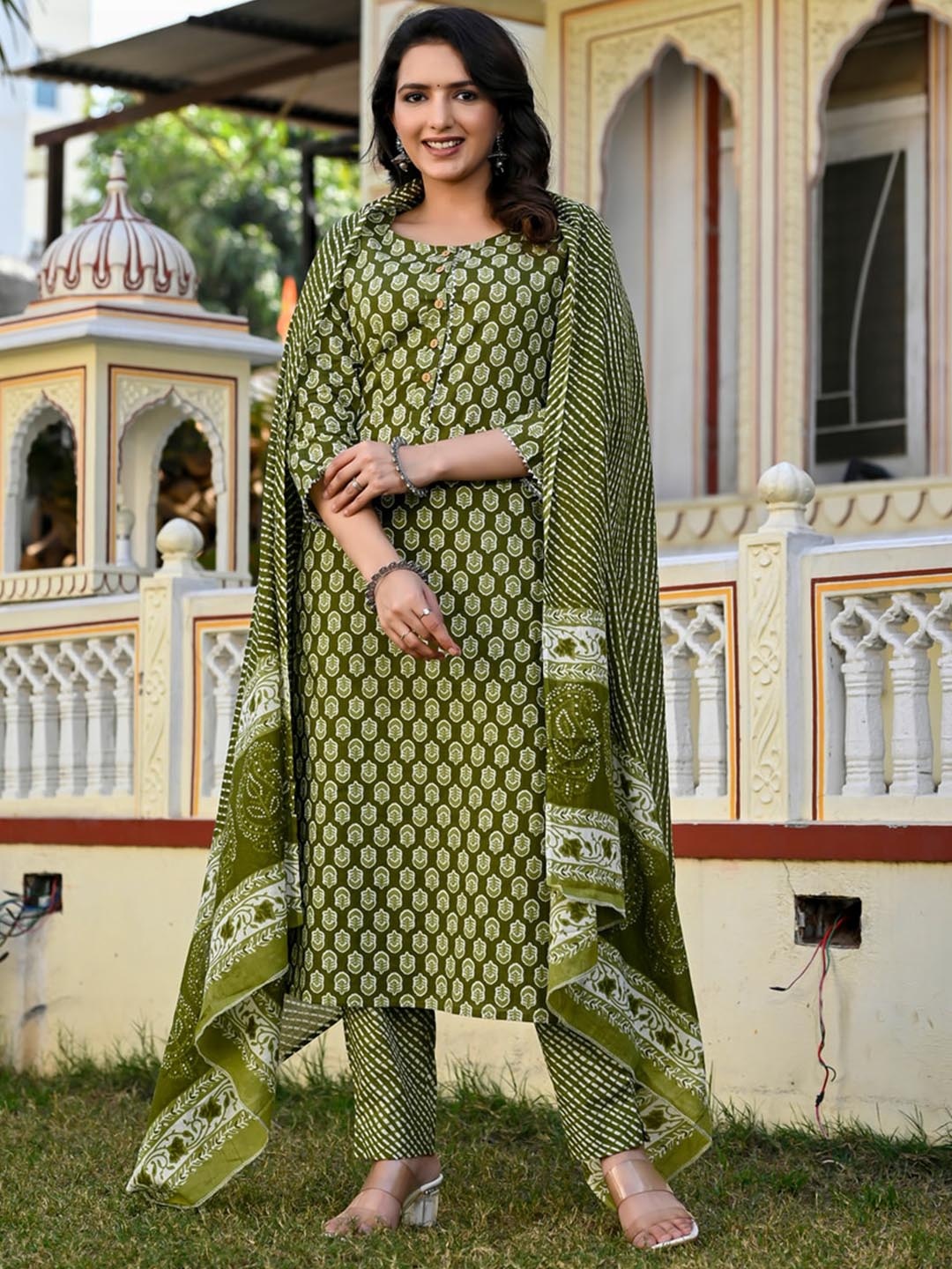 

Chandbaali Women Floral Printed Regular Gotta Patti Pure Cotton Kurta with Trousers & With Dupatta, Green